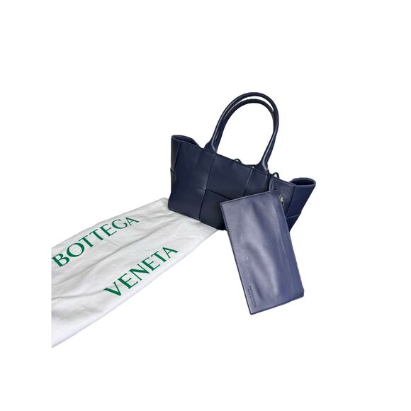 Bottega Veneta Small Arco Intrecciato Leather Tote in Cruise - Picture 2 of 16